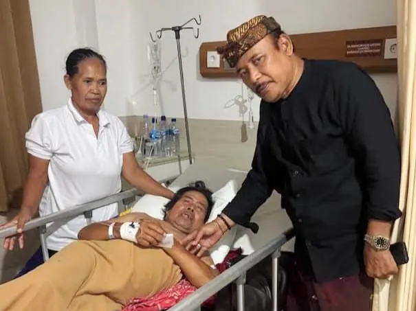 Anggota DPRD Gianyar I Made Budiasa Jenguk Kader Senior PDI Perjuangan Desa Petulu di RS Ari Santi